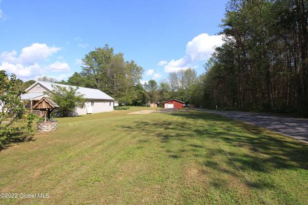 12 Jockeyville  RD, Mayfield, NY 12117