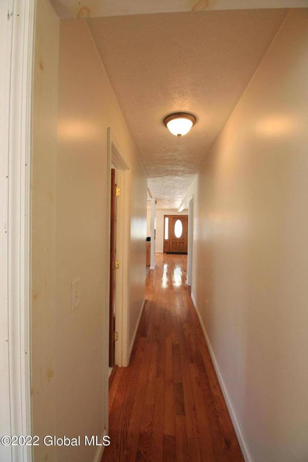 12 Jockeyville  RD, Mayfield, NY 12117