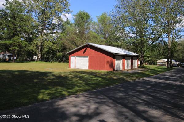 12 Jockeyville RD, Mayfield, NY 12117