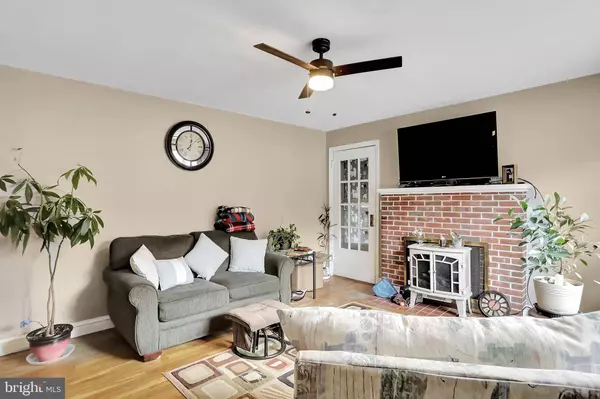 1378 VALLEY RD, Berkeley Springs, WV 25411