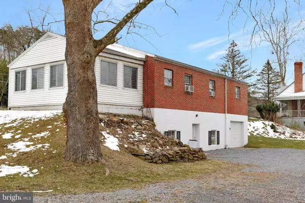 1378 VALLEY RD, Berkeley Springs, WV 25411