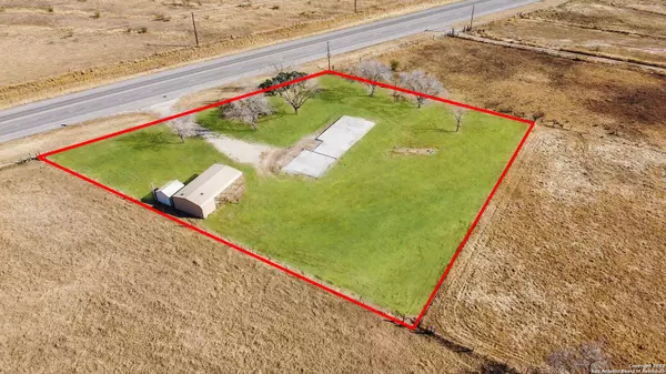 11903 State Highway 123, Falls City, TX 78113