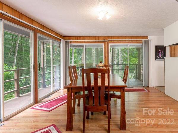 225 N Bearwallow RD, Fletcher, NC 28732