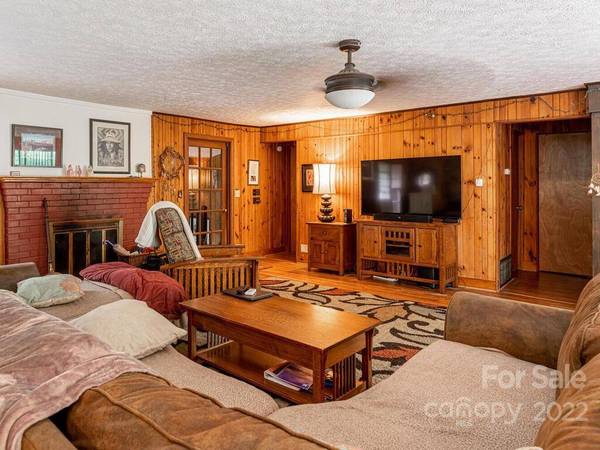 225 N Bearwallow RD, Fletcher, NC 28732