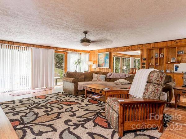 225 N Bearwallow RD, Fletcher, NC 28732