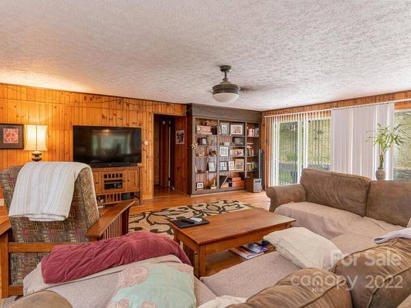 225 N Bearwallow RD, Fletcher, NC 28732