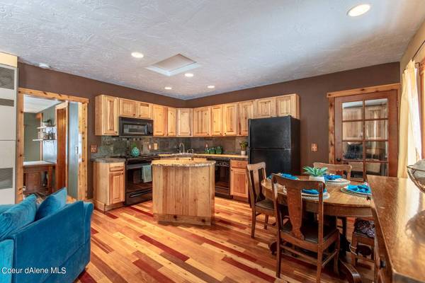 43 Barker Lp, Pinehurst, ID 83850