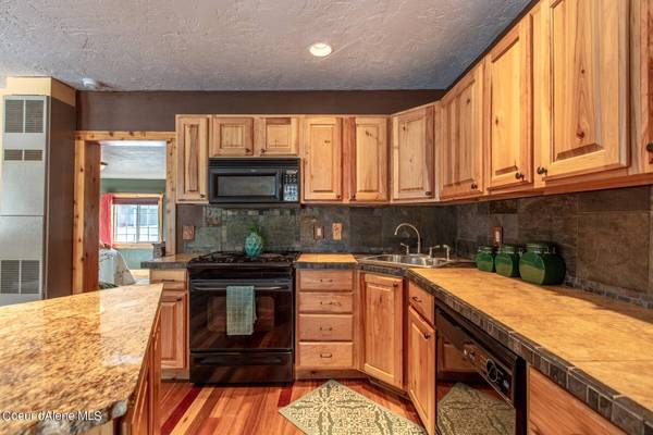 43 Barker Lp, Pinehurst, ID 83850