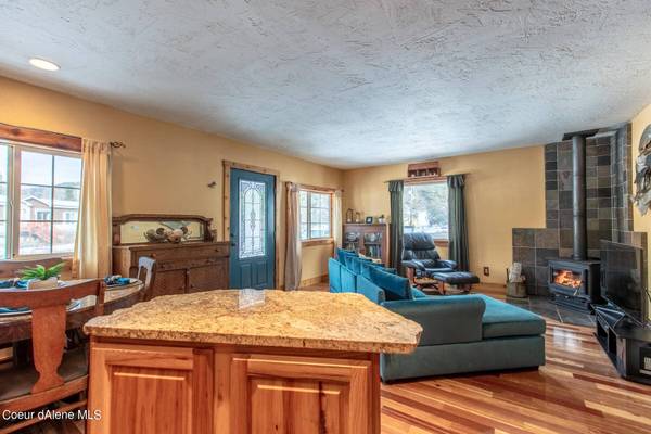 43 Barker Lp, Pinehurst, ID 83850