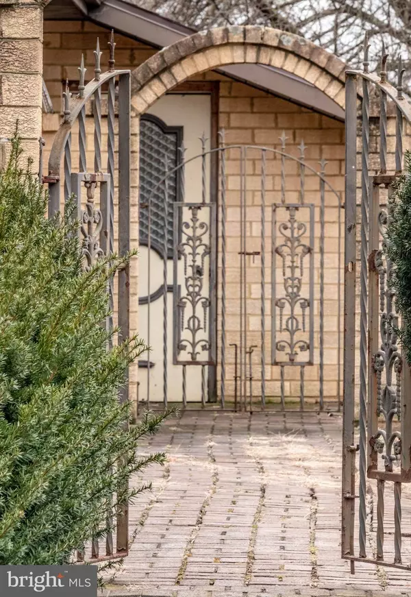 273 HENSHAW RD, Bunker Hill, WV 25413