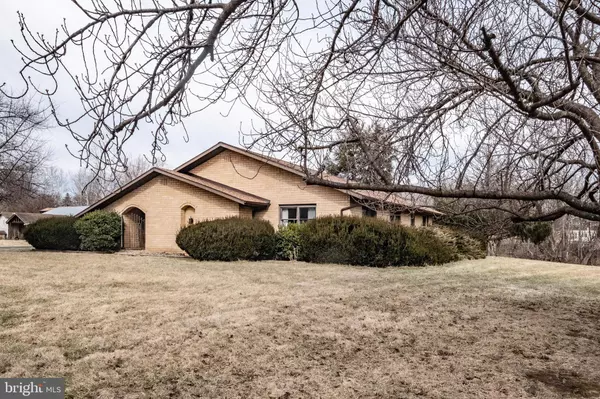 273 HENSHAW RD, Bunker Hill, WV 25413