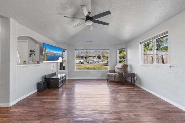 3498 Viewpoint DR, Medford, OR 97504