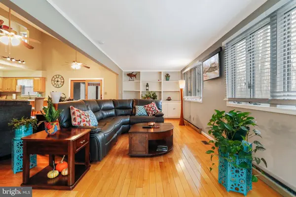 1724 SIDELING MOUNTAIN TRL, Great Cacapon, WV 25422