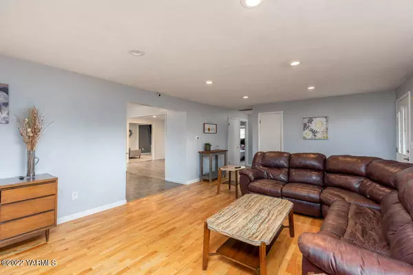 205 61st Ave S, Yakima, WA 98908