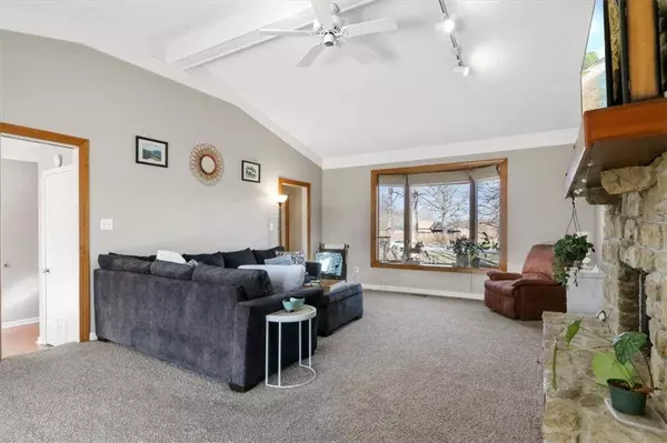 1064 Richwood DR, Avon, IN 46123