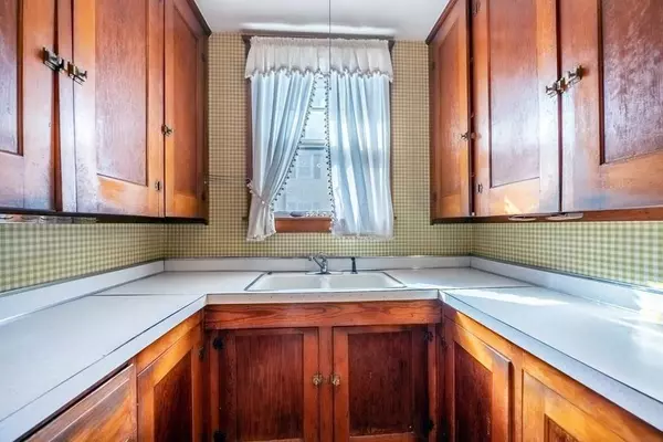 33 Buckingham Rd, North Andover, MA 01845