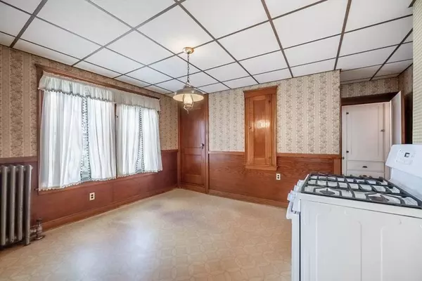 33 Buckingham Rd, North Andover, MA 01845