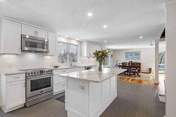 16 Loading Place Rd, Manchester, MA 01944