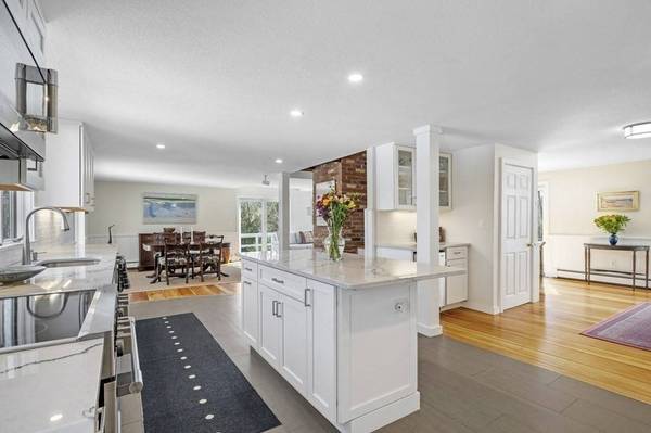 16 Loading Place Rd, Manchester, MA 01944