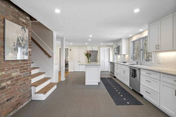 16 Loading Place Rd, Manchester, MA 01944