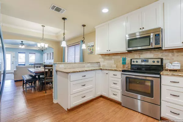 120 RIDGECREST, Floresville, TX 78114