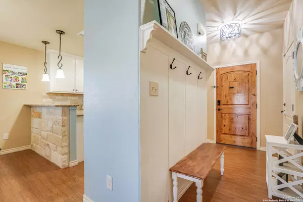 120 RIDGECREST, Floresville, TX 78114