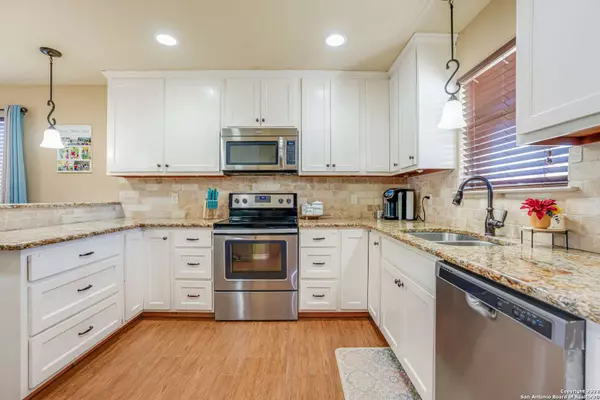 120 RIDGECREST, Floresville, TX 78114