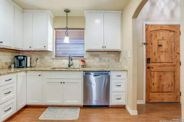 120 RIDGECREST, Floresville, TX 78114