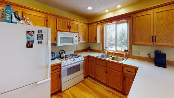 38302 Casselberry DR, North Branch, MN 55056