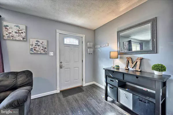 52 BILL DUGAN DR, Etters, PA 17319