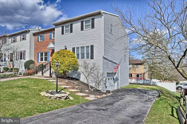 52 BILL DUGAN DR, Etters, PA 17319