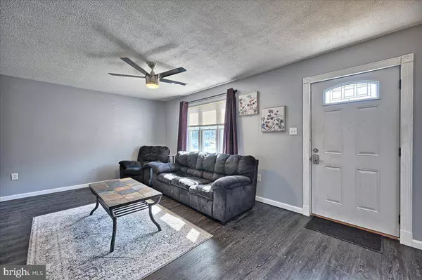 52 BILL DUGAN DR, Etters, PA 17319