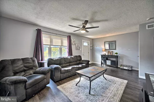 52 BILL DUGAN DR, Etters, PA 17319