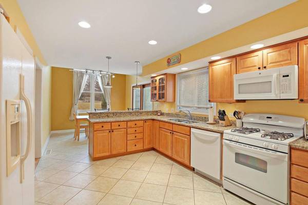 36470 N Tara CT, Ingleside, IL 60041