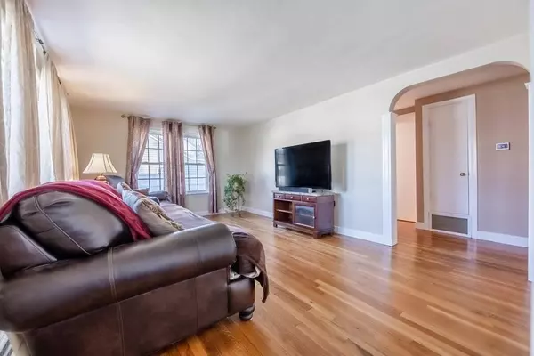 9 Crestwood Cir, Lawrence, MA 01843