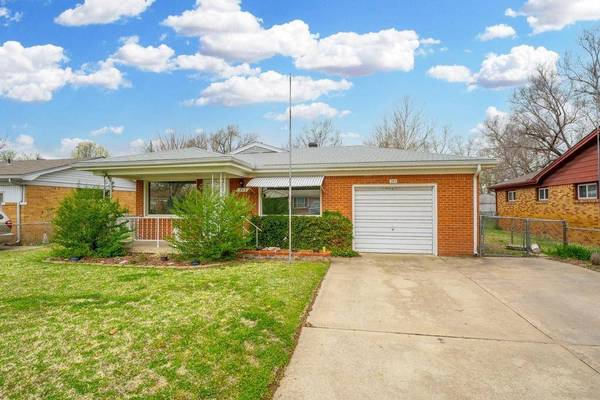 243 N Sunnyside Rd, Haysville, KS 67060-1438