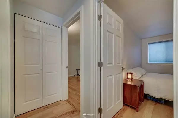 20050 Vikings Crest LOOP NE #2-102, Poulsbo, WA 98370