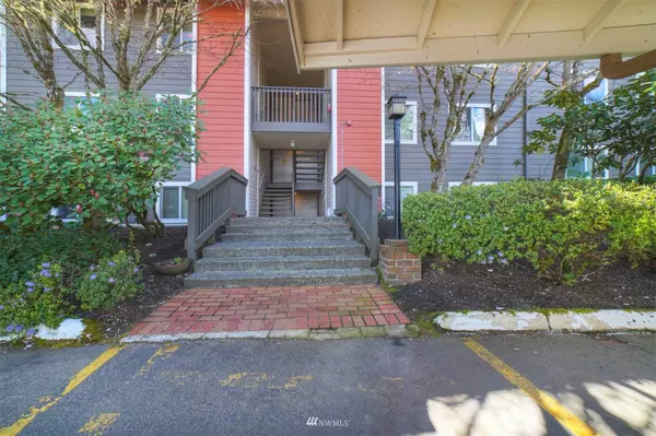 20050 Vikings Crest LOOP NE #2-102, Poulsbo, WA 98370