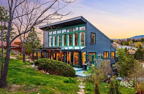 2207 E Roanoke Dr, Boise, ID 83712