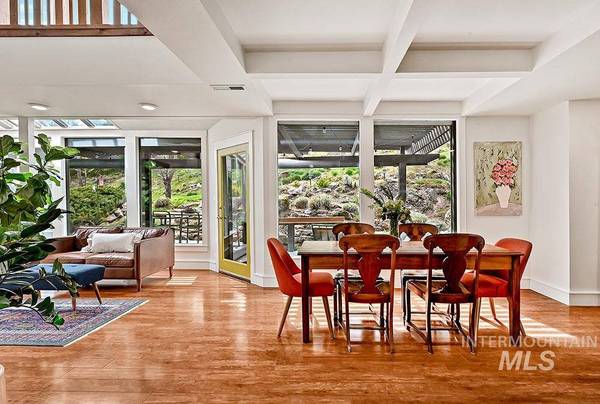 2207 E Roanoke Dr, Boise, ID 83712