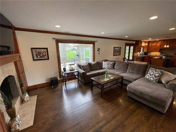 10318 Meadow LN, Leawood, KS 66206