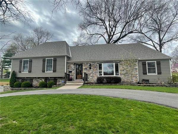 10318 Meadow LN, Leawood, KS 66206