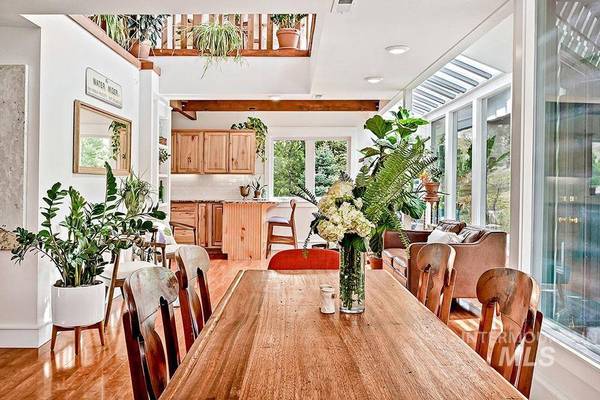 2207 E Roanoke Dr, Boise, ID 83712