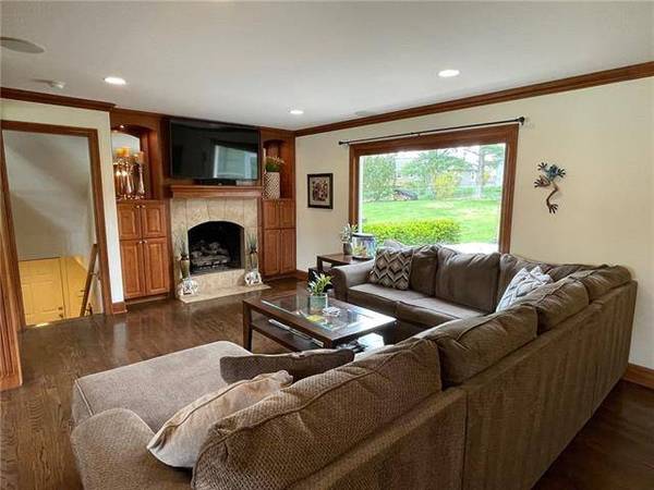 10318 Meadow LN, Leawood, KS 66206