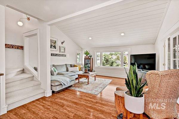 2207 E Roanoke Dr, Boise, ID 83712