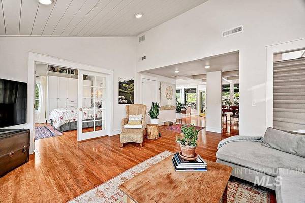 2207 E Roanoke Dr, Boise, ID 83712