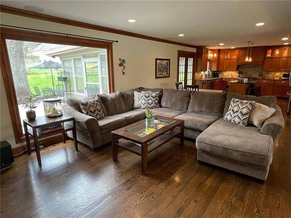 10318 Meadow LN, Leawood, KS 66206