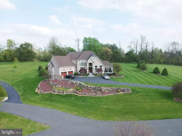 2720 IMPERIAL CREST LN, Hellertown, PA 18055