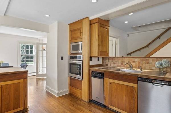 864 Bay Rd, Hamilton, MA 01982