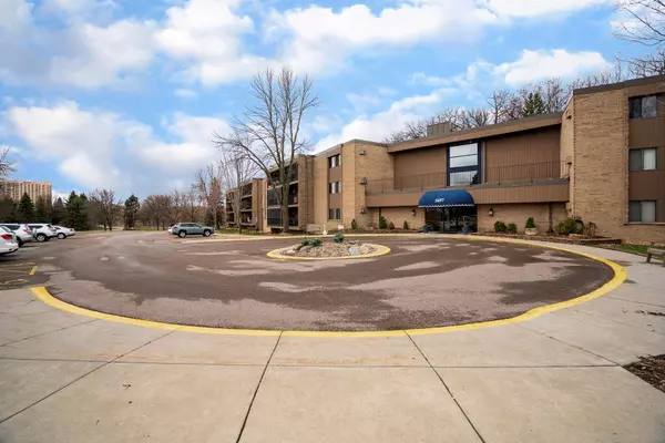 5697 Green Circle DR #117, Minnetonka, MN 55343